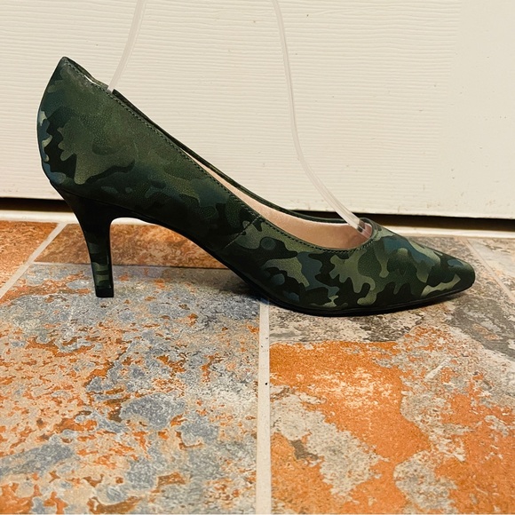 đź‘ NWOB! Fabulously Frisky LifeStride Green Silk Camo Design, Pointed Toe Pumps! - Picture 8 of 16